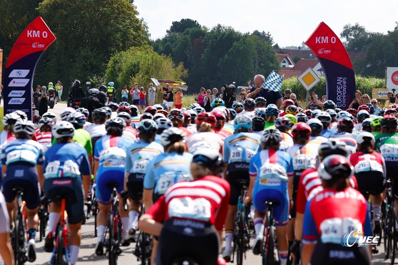 European Championships Munich 2022 - 2022 UEC Road Elite European Championships - Women's Road Race - 21/08/2022 - Peloton - Start - photo Luca Bettini/UEC/SprintCyclingAgency?2022